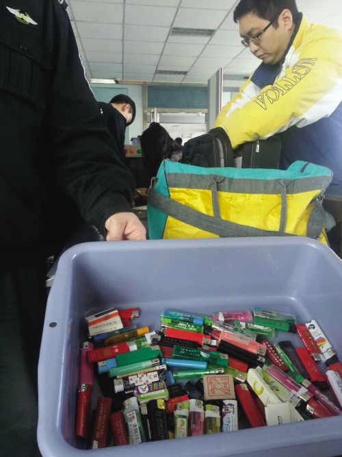 鞍山機(jī)場(chǎng)截獲大量打火機(jī)窺測(cè)出金屬安檢門探測(cè)工作重要性[圖]