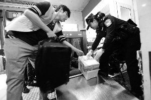 北京站售票廳正式啟用安檢設備