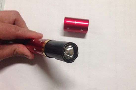 黃山機(jī)場安檢查獲微型&ldquo;手電式電擊器&rdquo;