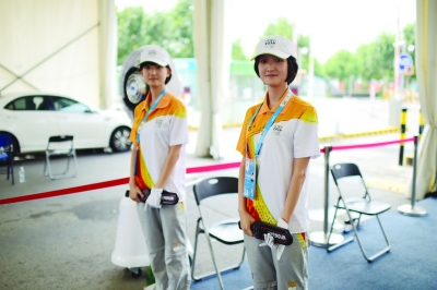 奧體安檢口&ldquo;姐妹花&rdquo;采用手持式金屬探測器把關(guān)安檢[圖]