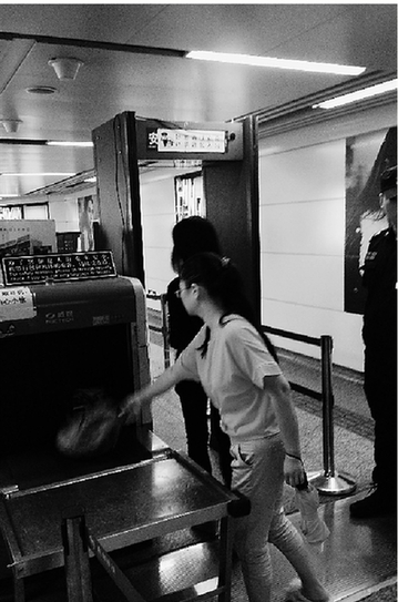 夏天小偷頻出沒，地鐵站裝上安檢門
