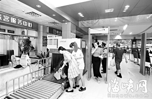 福州汽車北站增設安檢門 旅客、行李逢過必檢(組圖)