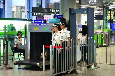 乘客須過(guò)安檢門 警方呼吁配合[圖]