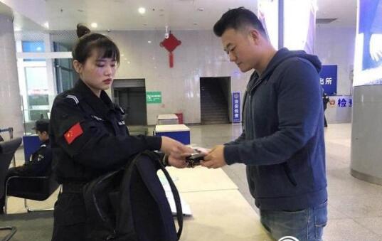 安檢門廠家：粗心乘客過安檢忘拿包安檢員緊急尋人送還！