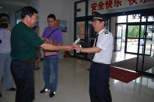 金屬探測安檢門廠家：烏魯木齊安檢總站關(guān)愛老年旅客