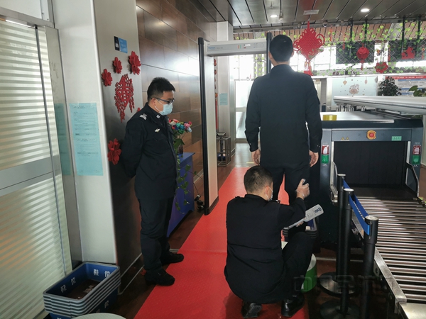 富蘊機場安檢站開展崗位練兵活動 測溫安檢門起大作用[圖]