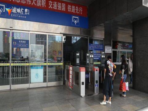 測溫安檢門發(fā)揮威力 岳陽對這6趟北上火車實(shí)施二次安檢