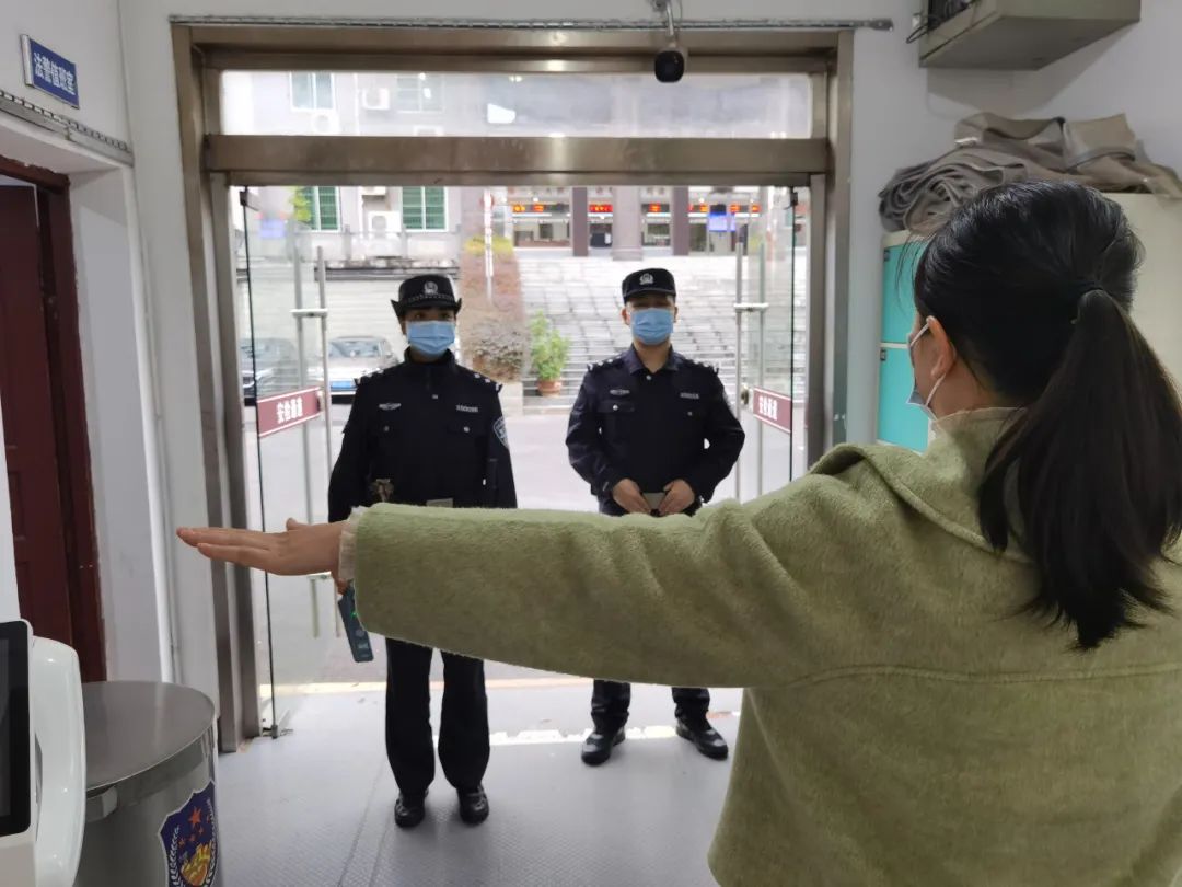 天柱法院安檢門顯神威，一女子攜帶違禁品被查獲！