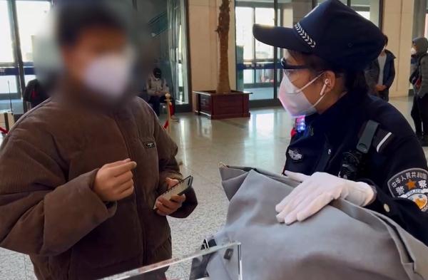 粗心大學生雙肩包落在安檢儀上【圖文】-3.jpg 粗心大學生雙肩包落在安檢儀上【圖文】-3.jpg